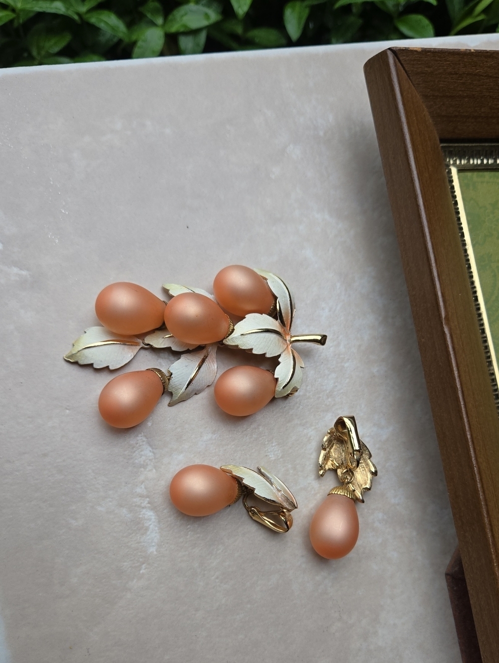 Vintage Peach and Gold Enamel Leave Grapes Brooch Necklace Pendabt Earring Set - Picture 16 of 17